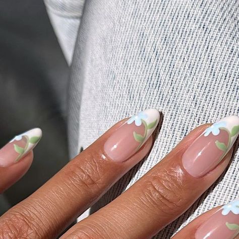 Floral Tip Nail Art, Almond Shape French Tip With Flowers, Floral French Tip Nail Designs, Easter French Tips, French Tip With Floral Design, Flower Nails Inspiration, Light Pink French Tip Nails With Flowers, Simple Floral Nails Short, Floral Pastel Nails