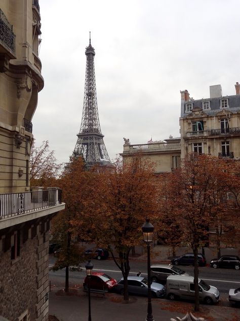 Paris <3 Fall In Paris, Paris Autumn, Paris In The Fall, Paris In Autumn, Paris Aesthetic, Red Leaves, Autumn Vibes, Best Seasons, The Eiffel Tower