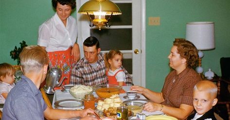 Why Sunday Family Dinners Need To Make A Comeback Sunday Family Day, Perfect Roast Chicken, Adolescent Health, Tv Dinner, Family Therapist, Family Eating, Family Cooking, Big Meals, Getting Up Early