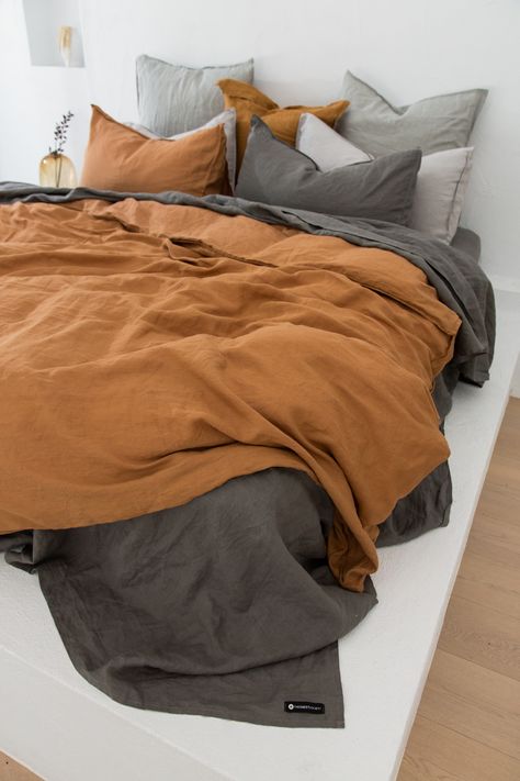 Bed Sheets Brown, Bedroom Linens Bedding Color Schemes, Bed Linen Styling Color Schemes, Grey And Terracotta Bedroom, Terracotta Bedding Styling, Grey And Rust Bedroom Ideas, Bedding Color Ideas, Linen Sheets Bedroom, Bed Linen Styling