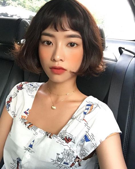 a cute wavy bob hairstyle Short Bob Haircuts With Bangs, Messy Blonde Bob, Short Bob With Bangs, Bob Haircuts With Bangs, Bangs Wavy Hair, Textured Haircut, French Bob, Really Short Hair, Wavy Bob Hairstyles