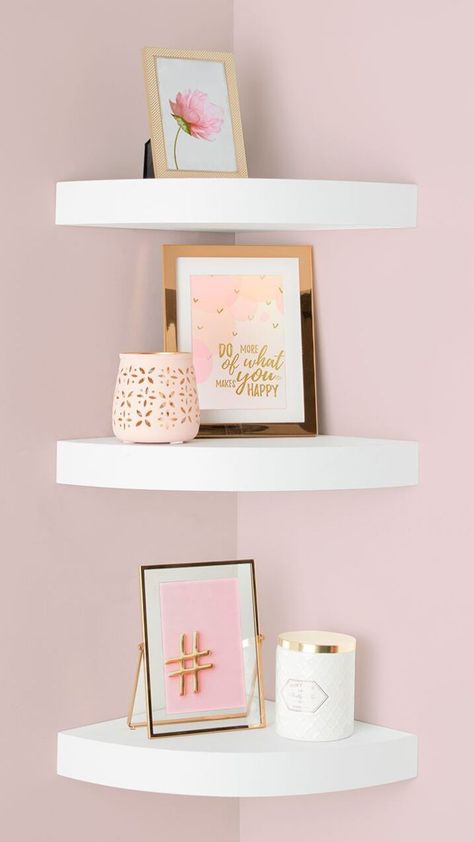 Aprovechas los rincones utilizando repisas decorativas de todo tipoTe enseñaremos a como sacar provecho y beneficio de las esquinas. Rose Gold Room Decor, Gold Room Decor, Girly Room Decor, Study Room Decor, Girly Room, Teen Room Decor, Teen Bedroom Decor, Girl Bedroom Decor, Room Design Bedroom