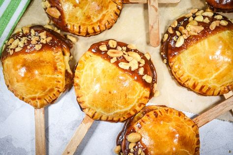 Made with shortcrust pastry and spiced apple compote and dipped in homemade caramel and crushed peanuts, these apple pie lollipops are the perfect handheld treat for autumn. These caramel apple pie pops are like apple pie on a stick! Caramel Apple Tartlets, Pie On A Stick, Apple Pie Pops, Apple Tartlets, Apple Compote, Apple Pop, Pie Pops, Caramel Apple Pie, Shortcrust Pastry