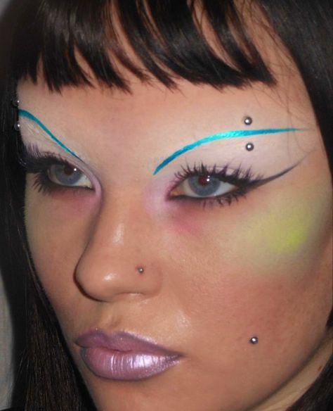 Y2k Shoot, Inspi Makeup, Bratz Fashion, Futuristic Makeup, Metallic Makeup, Alien 2, Fun Makeup, Alt Makeup, Rave Makeup