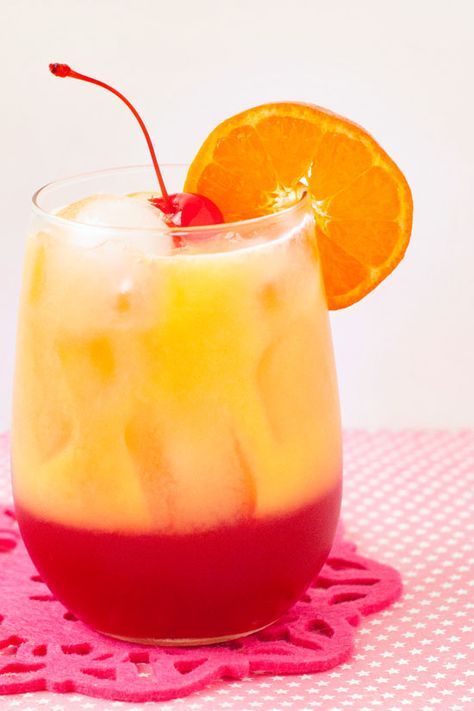 Hugs on the Beach 1/2 C cranberry juice 1/4 C peach netcar 2 tbsp granadine 1/2 C orange juice Virgin Drinks, Layered Drinks, Peach Nectar, Food Club, Jello Shots, Alcohol Drink Recipes, Smoothie Drinks, Cranberry Juice, Party Drinks