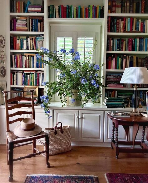 Nancy Myers, Dining Room Library, Velvet Art, Nancy Meyers, Home Library Design, Dream Cottage, Cottage Interiors, Up House, Home Libraries