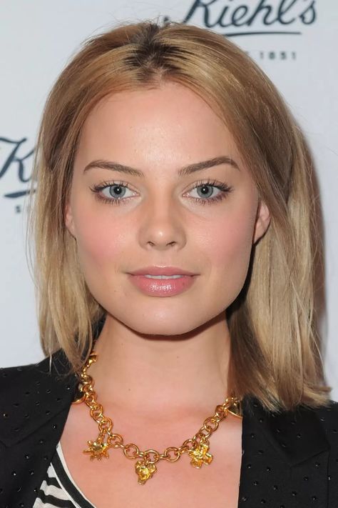 Margot Robbie's Makeup And Beauty Products | Glamour UK Margaret Robbie, Margot Robbie Makeup, Beauty Crush, Square Face Shape, Glamour Uk, Lovely Eyes, Beauty Hair Makeup, What To Use, Square Faces