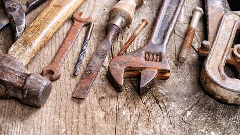 Cleaning Rusty Tools, Clean Rust, Rusty Tools, Woodworking Equipment, Homesteading Diy, How To Clean Rust, Yard Tools, Blacksmith Tools, Carpentry Diy