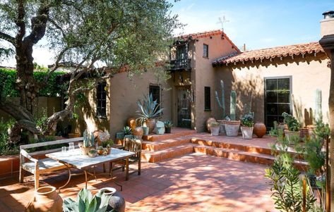 Spanish Style Backyard, Style Hacienda, Style Toscan, Outdoor Patio Table, Garden Design Layout, Spanish Architecture, Mediterranean Home Decor, Spanish Style Home, Casas Coloniales