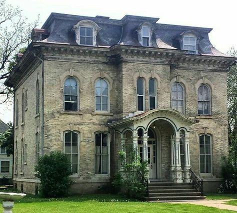 Second Empire House, Empire House, House Victorian, Rennes France, Old Victorian Homes, Victorian Mansion, Hotel Exterior, Old Mansions, Victorian Mansions