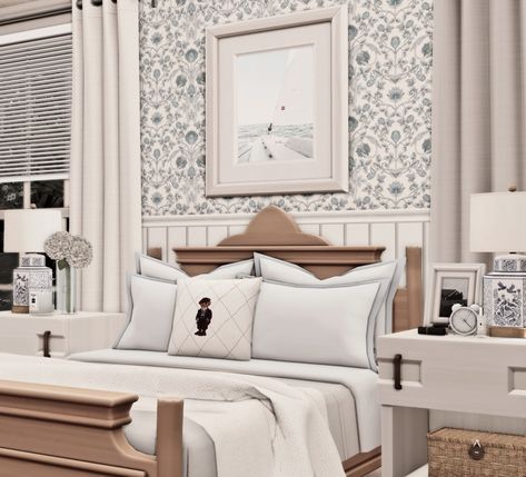 The Watson family's master suite. Bloxburg Master Room Ideas, Sims 4 Bedrooms, Ts4 Bedroom, Sims 4 Interior Design Ideas, Sims 4 Cc Bedroom, Sims 4 Bedroom Ideas, Sims 4 Bedroom Cc, Bedroom Sims 4, Sims 4 Interior