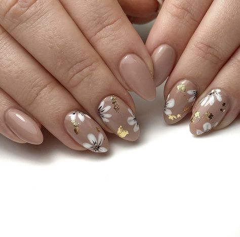 Simple Floral Nails Short, Gold And Beige Nails, Elegant Flower Nails, Gold Floral Nails, Neutral Floral Nails, Nude Floral Nails, Nude Flower Nails, Floral Wedding Nails, Nature Inspired Nails