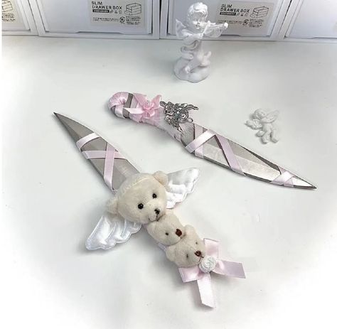 Aesthetic Knife, Creepy Cute Aesthetic, Knife Aesthetic, Creepy Cute Fashion, Pastel Punk, Pretty Knives, Yami Kawaii, Mia 3, Kawaii Accessories