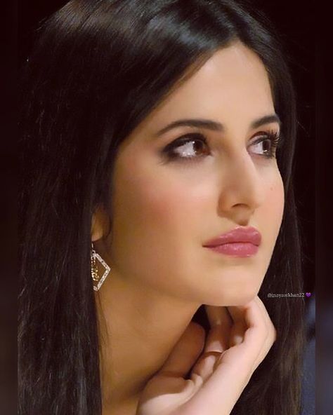 Inayat khan❤️ on Instagram: “@katrinakaif😍😍😍😍 💜💜💜💜 . . Followme💗😇@inayaat_khan22…” Katrina Kaif Pics, Clean Skin Face, Angled Bob Hairstyles, Katrina Kaif Photo, Happy Me, Indian Bridal Fashion, Katrina Kaif, Alia Bhatt, Kendall Jenner Style