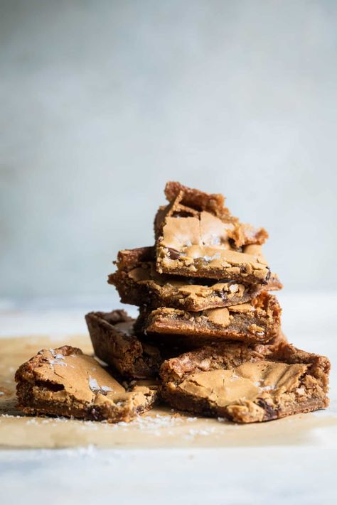 Chocolate Caramel Blondies - Foodness Gracious Caramel Blondies, Caramel Blondie, Chocolate Caramel Cookies, Chewy Caramel, Chocolate Chip Blondies, How To Melt Caramel, Sweet Bar, Caramel Cookies, Caramel Chocolate