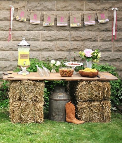 Serve food on hay bales & wooden boards for outdoor cocktail party or child's birthday or for a country themed wedding Outdoor Wedding Bar, Outdoor Cocktail Party, Country Party, Deco Champetre, Outdoor Cocktail, Barn Parties, Barn Dance, Cowgirl Birthday Party, Western Theme Party