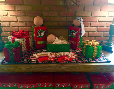 Occ Shoebox Display Ideas, Occ Display Ideas, Operation Christmas Child Display Ideas, Occ Crafts, Samaritans Purse, Operation Shoebox, Christmas Shoebox, Operation Christmas Child Boxes, Operation Christmas Child Shoebox