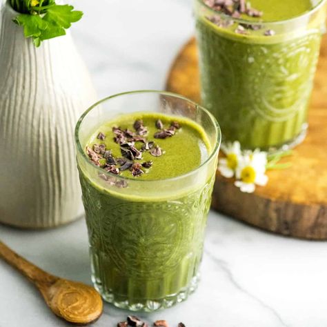 Healthy Chocolate Peanut Butter Smoothie - JoyFoodSunshine Peanut Butter Spinach Smoothie, Low Carb Green Smoothie, Vegetarian Smoothies, Dark Chocolate Nutrition, Yummy Green Smoothie, Chocolate Peanut Butter Smoothie, Chocolate Protein Shakes, Best Green Smoothie, Sweet Smoothies