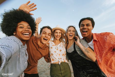 Group of diverse friends taking a selfie at the beach | premium image by rawpixel.com / McKinsey Diverse Friend Group Aesthetic, Diverse Friend Group, Selfie At The Beach, Friend Group Aesthetic, Friend Group Pictures, Group Aesthetic, Photos Bff, People Crowd, Diverse People