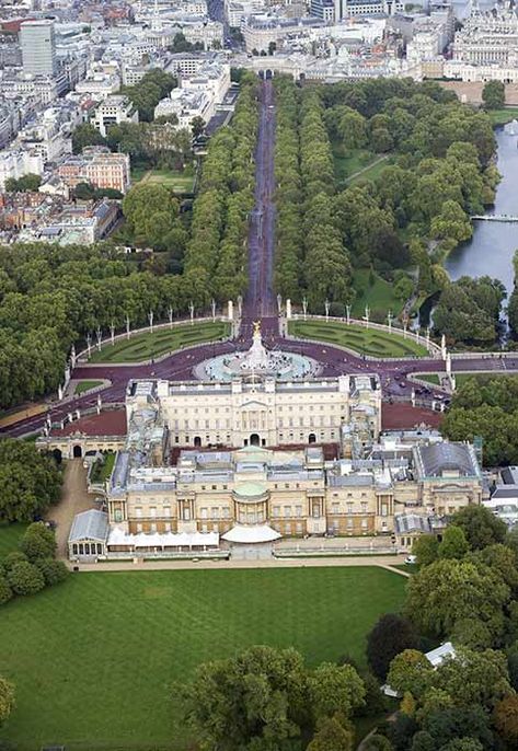 Why the Queen won't return to Buckingham Palace | HELLO! Kensington Palace Gardens, Buckingham Palace Gardens, Kate Und William, Queen Summer, London Residence, Annual Garden, Palace Garden, Summer Garden Party, Royal Garden