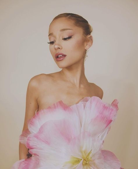 Ariana Grande | 🫧 𖦹 ☼ ⋆｡˚⋆ฺ ∞ ☼ | Instagram Ariana Grande Pink Photoshoot, Celebrities In Pink, Pink Love Aesthetic, Pink Ariana Grande, Pink Celebrity, Ariana Grande Pink, Usa Girls, Spotify Covers, Pink Icons