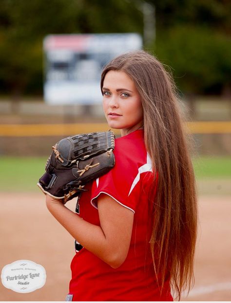 Softball Portrait Poses, Senior Pictures Group, Softball Photoshoot Ideas, Softball Portraits, Senior Pictures Studio, Softball Photoshoot, Softball Team Photos, Catcher Softball, Softball Poses