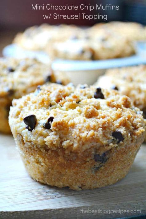 {Mini} Chocolate Chip Muffins w Streusel Topping from thebestblogrecipes.com #dessert #muffins #chocolate Dessert Muffins, Blueberry Yogurt Cake, Muffins With Streusel Topping, Mini Chocolate Chip Muffins, Muffins Chocolate, Chocolate Breakfast, Muffin Streusel, Muffin Man, Yogurt Cake