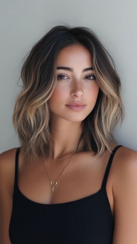 Balyage Short Hair Winter, Short Brown To Blonde Hair, Blonde Balayage On Brown Hair Short, Dark Brown To Blonde Balayage Short Hair, Winter Hair Brunette, Balayage Bob Brunette, Winter Balayage Brunettes, Winter Hair For Brunettes, Blond To Brunette