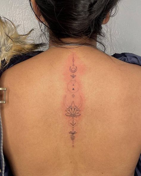 Symbol Chain Tattoo, Floral Spine Tattoo, Flower Spine Tattoo, Lotus Unalome, Flowers Lotus, Flower Spine Tattoos, Chain Tattoo, Greek Mythology Tattoos, Pieces Tattoo