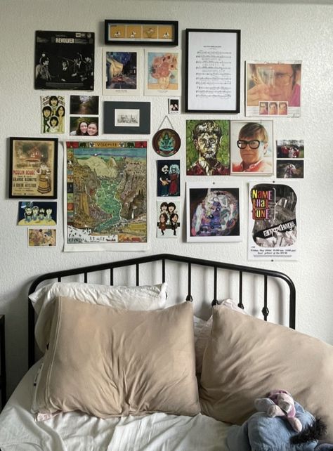 Maximalist Poster Wall, Eclectic Small Bedroom, Bedroom Inspirations Vintage, Uni Room, College Room, Pretty Room, Dreamy Room, Dream Room Inspiration, Room Inspiration Bedroom