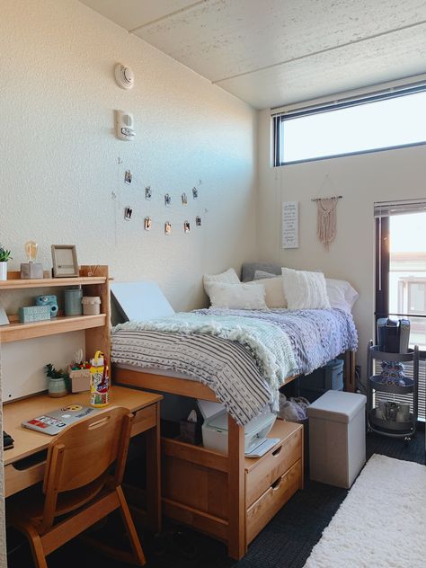 Dbu Dorm Room, College Dorm Layout Ideas, Roommate Dorm Ideas, Dorm Room Simple Minimalist, Roommate Dorm Room Ideas, College Essentials Aesthetic, Byu Dorm Room Ideas, Dorm Desk Inspiration, Double Dorm Room Into Single