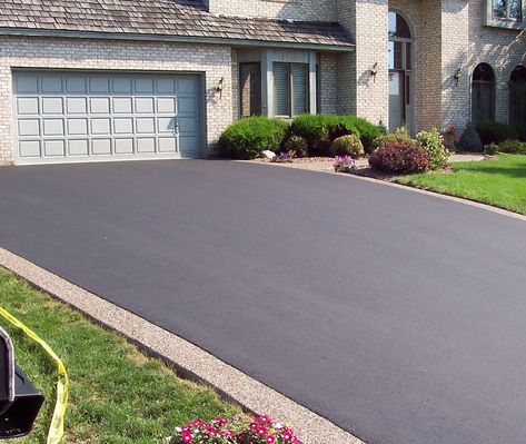 Tar Driveway, Driveway Ideas Cheap, Blacktop Driveway, Parking Lot Striping, Edges Ideas, Brick Paver Driveway, Front Garden Ideas Driveway, Driveway Border, Garden Ideas Driveway