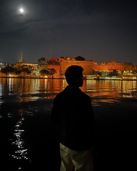 Voh, main aur Ambrai ghat ki ek sham 🌙 . . . . . [udaipur , Rajasthan , ambrai ghat , travel , india , city palace , desi aesthetic ] . . . #explore #ambraighat #ambraighatudaipur❤️ #udaipur #yjhd #udaipurcitypalace #citypalace #ganghorghat #lakepichola #udaipurtimes #couple #couplepictures #coupletravel #travelcouple #travelphotography Ambrai Ghat Udaipur, Udaipur Poses, Udaipur Aesthetic, Best Snapchat, Travel India, Desi Aesthetic, Jaisalmer, Udaipur, Photo Pose