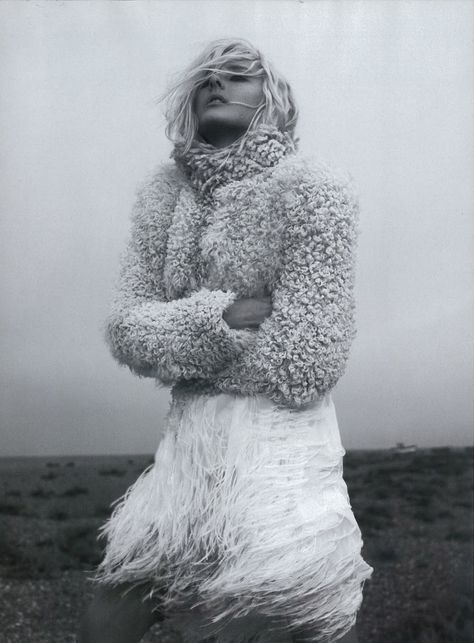 Lisanne de Jong by Miguel Reveriego for Harper’s Bazaar UK November 2011 | Fashion Gone Rogue Mode Editorials, Winter Wishes, Winter Bride, Harper’s Bazaar, Fashion Photography Editorial, Winter Solstice, Foto Pose, How To Pose, 인물 사진