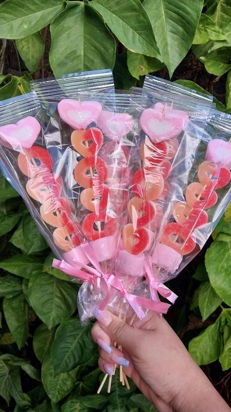 Candy To Sell Ideas, Microemprendimiento Ideas, Planet Cake Pops, Whimsical Decorations, Market Day Ideas, Girly Party Ideas, Planet Cake, Candy Gifts Diy, Candy Bouquet Diy