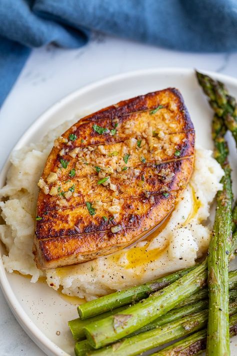 This Garlic Butter Tofu is officially my new FAVORITE tofu recipe! It's such a great meal to make for guests and it's surprisingly easy to throw together! Once you marinate it, you only need a handful of simple ingredients to finish it off! Butter Tofu, Best Tofu Recipes, Tofu Breakfast, Tofu Marinade, Slow Cooker Pasta, Tofu Recipe, Tofu Dishes, Quick Weeknight Meals, Asparagus Recipe