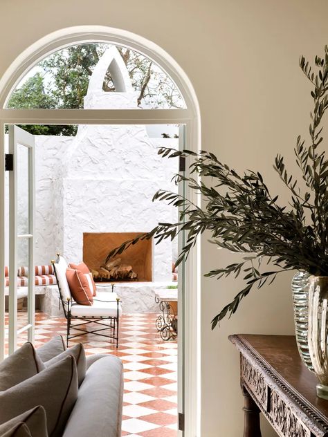 Old Hollywood Spanish Mission-Style Homes Lovingly Refreshed | Homes To Love Mediterranean Spanish Style Homes, Spanish Mission Style Homes, Tamsin Johnson, Mission Style Homes, Concrete Staircase, Outdoor Renovation, Homes To Love, Outdoor Dining Spaces, Spanish Style Home