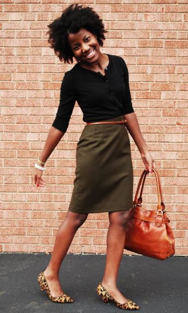 Stylish look with olive green pencil skirt and leopard flats Olive Green Skirt, Elegant Work Outfits, Olive Skirt, Interview Style, Leandra Medine, Giovanna Battaglia, Anna Dello Russo, Rock Outfit, Print Shoes