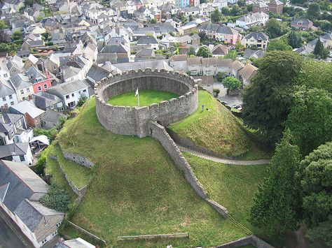 Totnes Castle is one of the best preserved examples of a Norman motte and bailey castle in England. It is situated in the town of Totnes on the River Dart in Devon. The surviving stone keep and curtain wall date from around the 14th century. Totnes Devon, Motte And Bailey, Motte And Bailey Castle, Castle Parts, British Castles, Castle Pictures, Chateau Medieval, English Castles, Castles In England