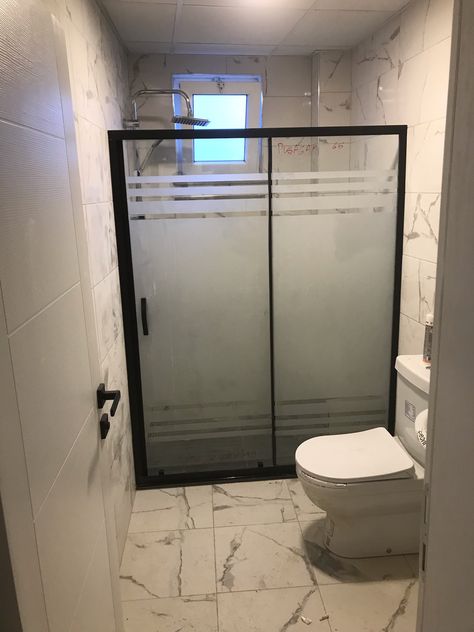 Shower Glass Door Ideas, Window Glass Design, Toilet And Bathroom Design, Restroom Renovation, Bathroom Shower Doors, Bathroom Decor Themes, Simple Bathroom Decor, Small Bathroom Renovations, Luxury Sofa Design