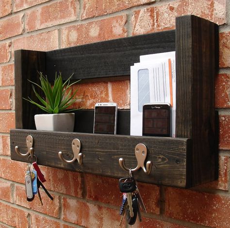 Get a key holder that keeps you organized AF. |  19 Life Hacks That Will Make You Feel Like You Have Your Shit Together Rustic Entryway, Woody Woodpecker, Pallet Creations, Wooden Pallet Projects, Pallet Crafts, Diy Holz, Key Hooks, Wooden Pallets, Diy Pallet Furniture