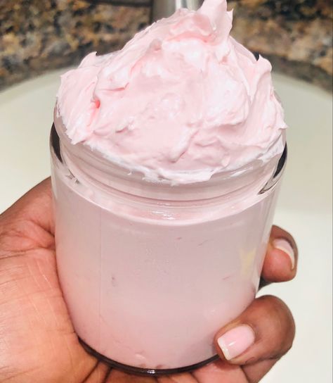 Strawberry Body Butter, Body Oil Diy, Diy Body Butter Recipes, Strawberry Fragrance, Beauty Hacks Eyelashes, Spa Recipes, Rose Hip Oil, Body Butters Recipe, Massage Bars