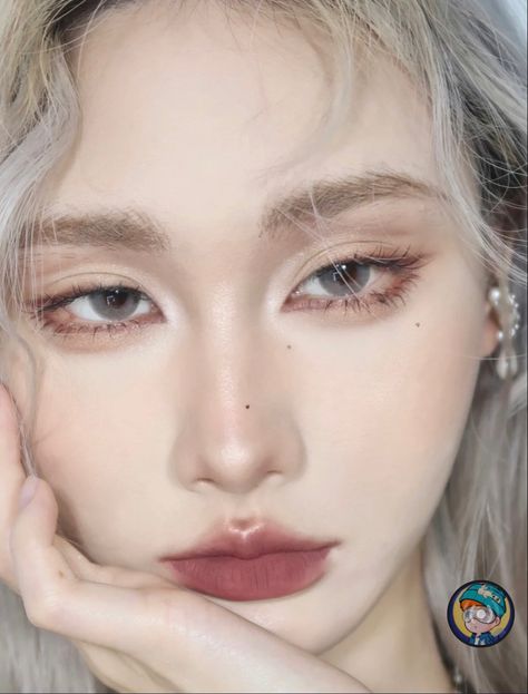 Makeup For Cold Skin Tone, White Inner Corner Eye Makeup, Cold Tone Makeup, Cool Tone Makeup Looks, Cool Toned Makeup Looks, Doujin Makeup Trend, Blush Ideas, Cold Skin Tone, Natural Fake Eyelashes