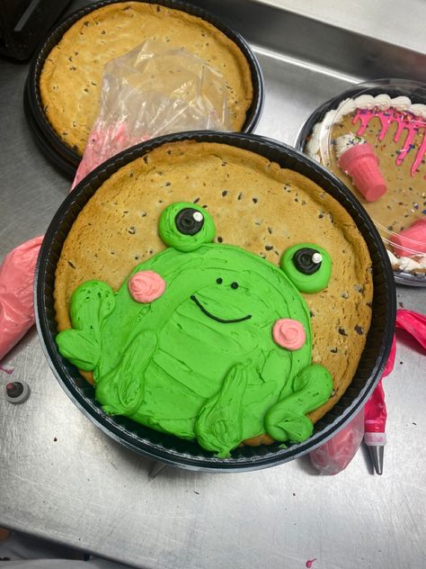 Frog Cookie Cake, Easy Cookie Cake Decorating Ideas, Message Cookies Ideas, Summer Cookie Cake Designs, Simple Cookie Cake Designs, Cookie Cake Ideas, Cute Cookie Cake Designs, Cookie Cakes, Cookie Cake Decorating Ideas