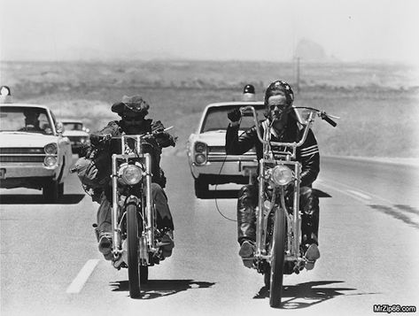 25 Rarely Seen Behind the Scenes Photographs From the Making of ‘Easy Rider’ (1969) ~ Vintage Everyday Dennis Hopper Easy Rider, Peter Fonda Easy Rider, Easy Rider Bikes, Biker Movies, Peter Fonda, Bike Artwork, Vintage Harley Davidson Motorcycles, Motorcycle Artwork, Dennis Hopper