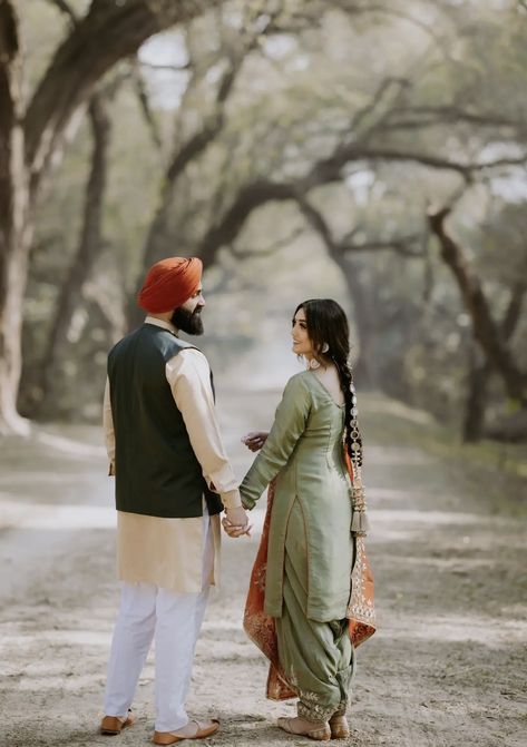 Pre Wedding Outfits, Punjabi Couple Aesthetic, Punjabi Photoshoot, Prewedding Punjabi Photoshoot, Punjabi Pre Wedding Photoshoot, Punjabi Couple Photography Poses, Punjabi Couples Pics, Punjabi Prewedding Photography, Prewedding Outfit Ideas