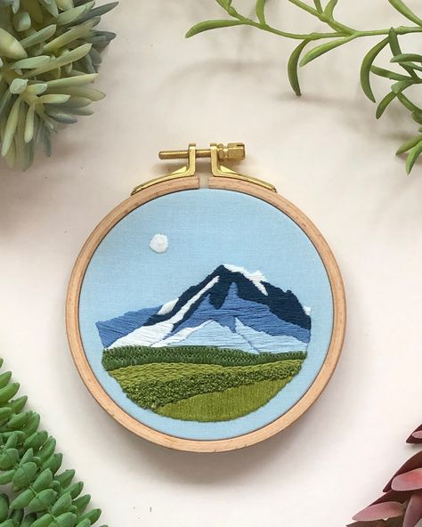 What was your favorite embroidery kit yesterday? Mountain View beginner landscape kit! This new kit has quickly become a fan favorite. What will you crown the most popular kit at @phinneyneighborhoodassociation Winter Show and @urbancraftuprising? I’ll let you know tomorrow. #embroiderykit #craftygift #shopsmall #mountrainier #mcreativej #embroidery Mountain Embroidery Pattern, Embroidered Mountains, Forest Embroidery, Mountain Embroidery, Beginners Landscaping, Landscape Embroidery, Embroidery Punch Needle, Visible Mending, Fiber Artist