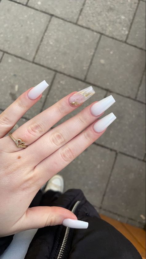 Stylish Nails White And Gold, White Nails W Design, Milky White Nails With Gold, Nail With Gold, Acrylic Nails Ballerina, Gold Coffin Nails, Bubblegum Pink Nails, White Nails With Gold, Hippie Nails