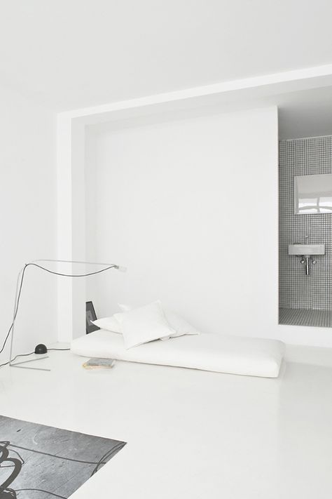 The White Retreat, Sitges, Spain. Small all white apartment design by CaSA. Photo by Roberto Ruiz White Apartment, Bright Apartment, Small Apartment Design, Interior Minimalista, Minimalist White, Style Deco, Interior Modern, Minimalism Interior, White Room