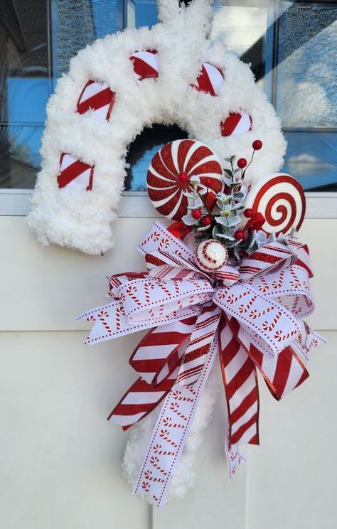 Yarn Candy Cane, Candy Cane Wreaths, Chunky Yarn Wreath, Candy Cane Wreath Diy, Winter Wreath Diy, Candy Cane Wreath, Yarn Wreath, Winter Craft, Wreath Diy